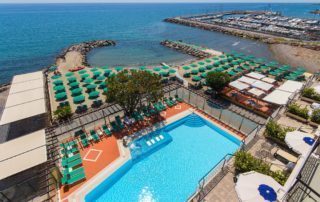 Panoramica spiaggia, mare e piscina