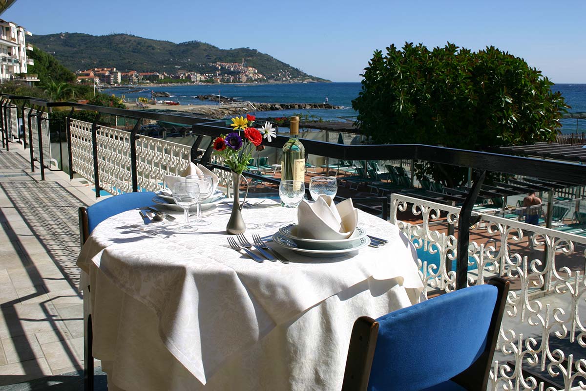 hotel-bellevue-ristorante-terrazzo ristorante a diano marina - bar sulla spiaggia